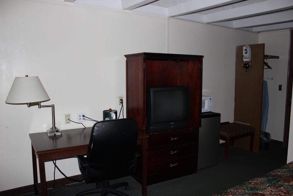 Executive Inn - Knoxville Room photo
