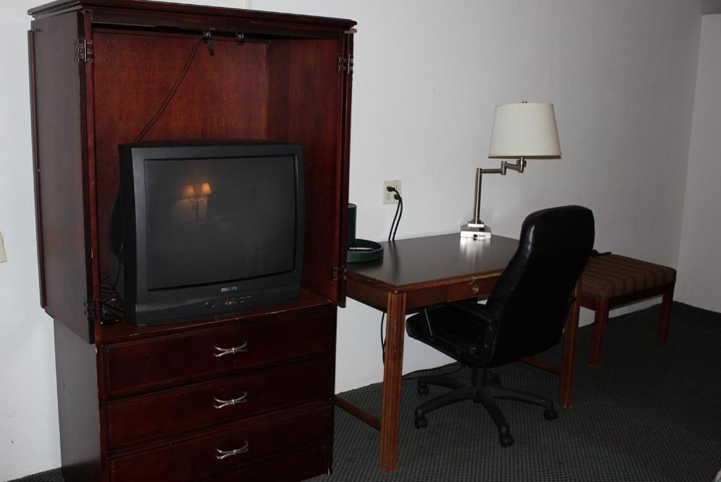 Executive Inn - Knoxville Room photo